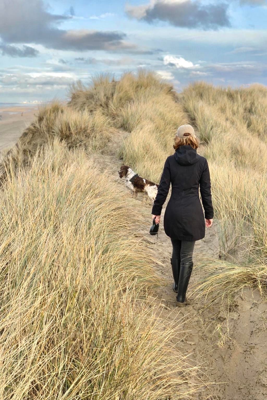 Anne-Françoise en promenade, à la recherche d'éléments naturels